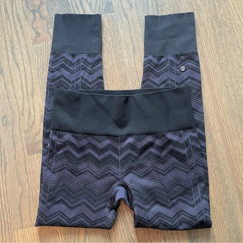 LULULEMON Ebb To Street Pant Chevron Compression Tight size 6